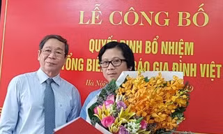Tiến sĩ Nguyễn Bá Thủy – Chủ tịch Hội KHHGĐ Việt Nam trao quyết định cho nhà báo Lê Anh Đạt