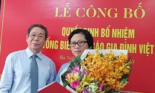 Tiến sĩ Nguyễn Bá Thủy – Chủ tịch Hội KHHGĐ Việt Nam trao quyết định cho nhà báo Lê Anh Đạt