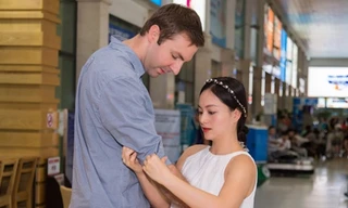 Người đẹp "Cô gái xấu xí" chăm sóc bạn trai ở sân bay.