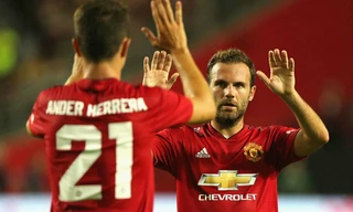 Mata mừng bàn thắng với Herrera. Ảnh: ManUtd.