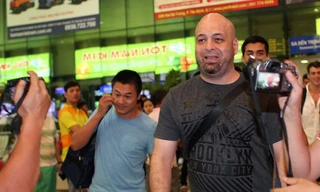 Ông Flores đi đến đâu lại "gióng trống, khua chiêng" đến đó