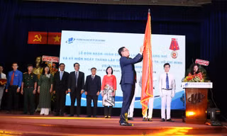 Thứ trưởng Bộ GD&ĐT Nguyễn Văn Phúc đại diện Nhà nước trao Huân chương Lao động hạng Nhì cho trường ĐH Mở TPHCM