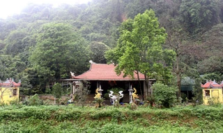 Ngôi đền chị Minh dựng dưới chân núi Cóc 