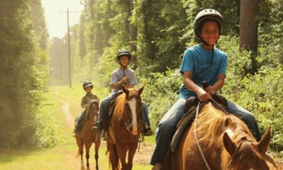 Khóa dạy trẻ cưỡi ngựa là một trong những trại hè đắt đỏ nhất ở Mỹ. Ảnh minh họa: Houstonia.