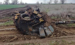 Đâm cột điện cao thế, xe tăng Nga nổ bay tháp pháo