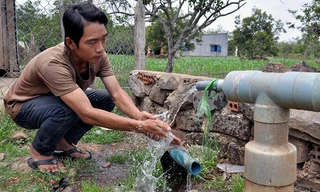 Nước giếng khoan tự phun tại gia đình anh Nguyễn Nhật Minh. Ảnh: Ngọc An/ Zing