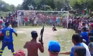 CĐV mang súng AK vào sân bóng ở Brazil