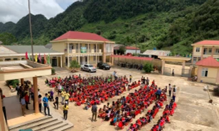 Nhà sách Tiền Phong tặng quà năm học mới cho học sinh nghèo vượt khó vùng cao 