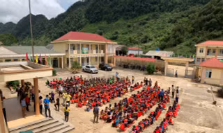 Nhà sách Tiền Phong tặng quà năm học mới cho học sinh nghèo vượt khó vùng cao 