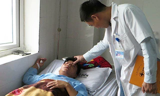 Thầy giáo Thủy phải nhập viện sau khi bị anh trai học sinh tấn công