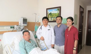 Ths.Bs Phạm Thành Văn (áo blouse trắng) chia sẻ niềm vui hồi phục với bệnh nhân Nguyễn Đức Hòa và gia đình