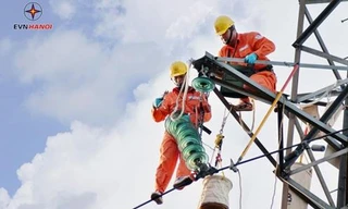 EVN HANOI miễn phí trích nợ tự động trong thanh toán tiền điện. Ảnh: Mạnh Khánh-TTXVN