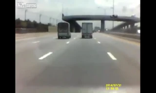 Ôtô bay vọt khỏi cầu vượt