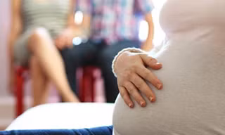 Con tỉ phú Nhật kiện chính phủ Thái Lan đòi 13 con đẻ thuê