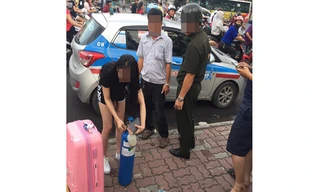 Cô gái bị người taxi mời xuống xe, lực lượng an ninh ra nhắc nhở.