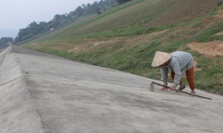 Muốn đi làm đồng người dân phải đi leo, bò