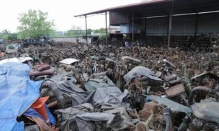  Xe cũ được “mổ xẻ” ngổn ngang khắp nơi.