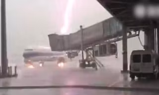 Sét đánh trúng máy bay Trung Quốc trên đường băng