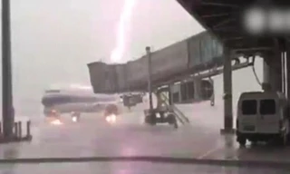 Sét đánh trúng máy bay Trung Quốc trên đường băng