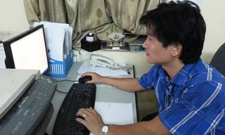 Ông Nguyễn Vũ Điệp 5 ngày nay luôn túc trực tại văn phòng công ty để nghe ngóng, tiếp nhận thông tin về con tàu chở dầu mang tên Sunrise cùng 18 thuyền viên đang mất tích. Ảnh: Giang Chinh.