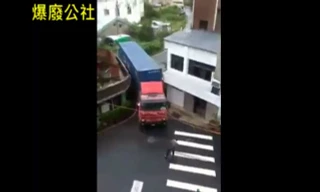 Xe container lách qua ngách hẹp 'không tưởng'