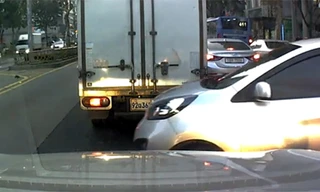 Kia Morning móp đầu vì cố lách giữa 2 xe