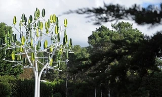 Mô hình cây phát điện nhờ sức gió Wind Tree. Ảnh: AFP
