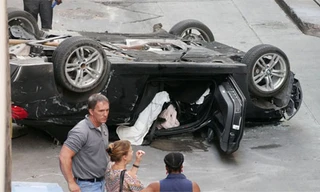 Chiếc xe sang nằm lật ngửa trên mặt đất, túi khí bung. Nữ tài xế bị thương nặng nhưng may mắn giữ được mạng sống. Ảnh: Fox7Austin.