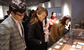 Mỹ Tâm (thứ 2 từ trái sáng) trước gian trưng bày các kỉ vật của bác sĩ Minoru Shirota…