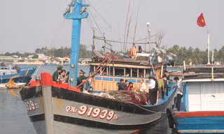 Tàu cá QNa 91939 trở về đất liền sau chuyến biển kinh hoàng, bị cướp sạch. 