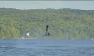 Người đàn ông “bay” trên mặt hồ lập kỷ lục Guinness