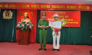 Thượng tướng Lê Quý Vương trao quyết định và chúc mừng Thiếu tướng Vũ Xuân Dung.