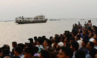 Người dân tập trung gần địa điểm phà bị lật úp tại cửa sông Meghna ở thủ đô Dhaka của Bangladesh.