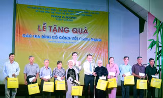 Nam A Bank Tiền Giang tri ân gia đình liệt sĩ và người có công cách mạng