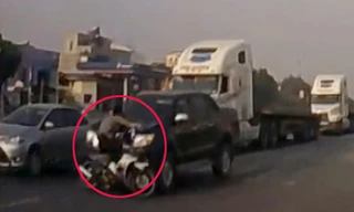 Thanh niên đi xe máy bị ôtô hất tung ở giao lộ