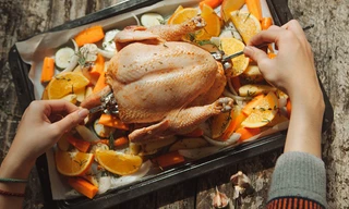 Gà nướng cam và thảo mộc thơm nức, ngon miệng