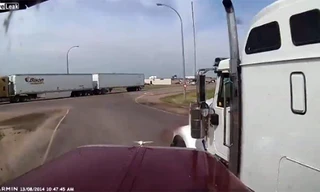 Tài xế xe tải né tai nạn một cách thần kỳ