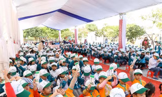 Trẻ em và học sinh tiểu học ở Hà Nam trong ngày phát động chương trình SHD