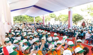 Trẻ em và học sinh tiểu học ở Hà Nam trong ngày phát động chương trình SHD