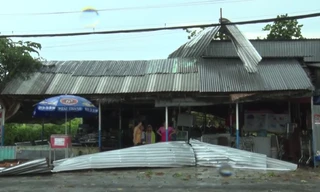 Giông lốc làm nhiều ngôi nhà bị tốc mái.