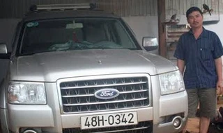 Ông Nguyễn Quốc Trọng tự hào bên chiếc xe hơi tiền tỷ của gia đình