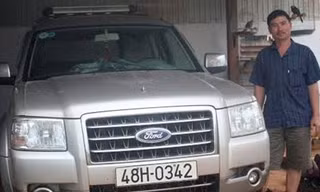 Ông Nguyễn Quốc Trọng tự hào bên chiếc xe hơi tiền tỷ của gia đình