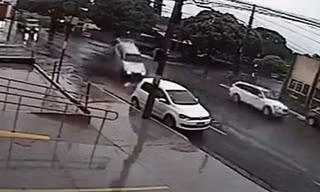 Ôtô đang lao nhanh bất ngờ bốc đuôi khó hiểu
