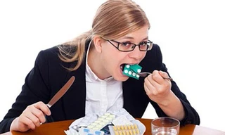 Ngoài đường uống trực tiếp, thuốc kháng sinh đang âm thầm xâm nhập vào cơ thể chúng ta qua dư lượng tồn đọng trong các thực phẩm chế biến từ thịt, trứng, sữa của động vật chăn nuôi. Ảnh minh họa: Alamy