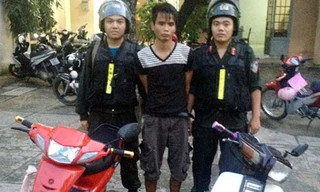 Thái cùng 2 chiếc xe tang vật. Ảnh: Quốc Thắng/ VnExpress