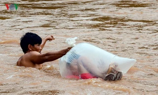 Điện Biên: Học sinh chui túi nilon vượt suối lũ tới trường