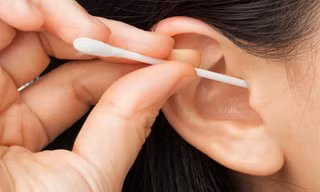 Bạn không nên ngoáy tai bằng tăm bông. Ảnh: Healthmeup.