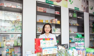 Dược sĩ Đỗ Thị Hải Quỳnh tại Nhà thuốc Đại học của ĐH Duy Tân
