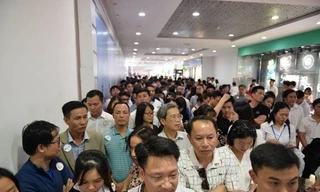 Dòng người xếp hàng chờ đợi vào xem căn hộ mẫu VinCity Ocean Park