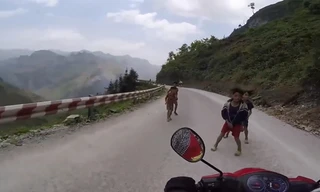 Phượt thủ bị trẻ em giật đồ khi đổ đèo: Quá nguy hiểm